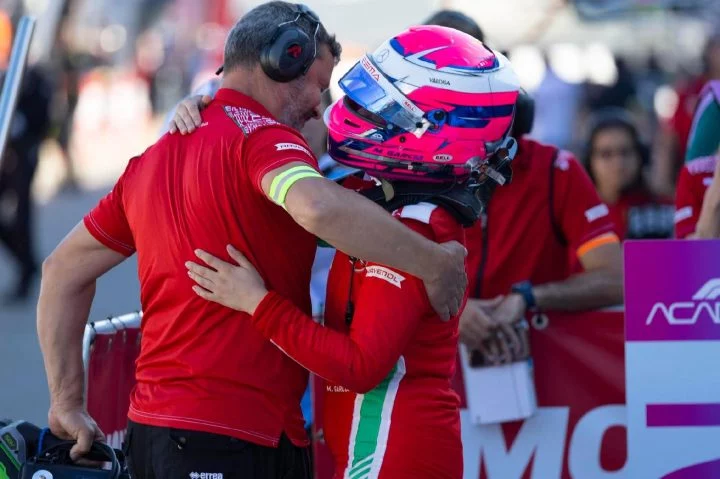 Marta García recibe apoyo en el pit lane, Prema F1 Academy