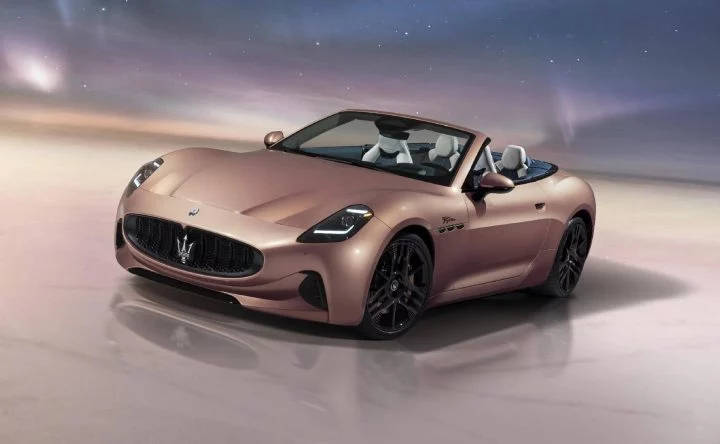 El Maserati GranCabrio Folgore ostenta un diseño elegante con líneas deportivas.