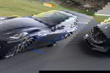 Maserati GranTurismo Folgore en dinámica lateral, color azul sofisticado.