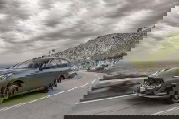 Vista dinámica del Maserati Grecale Trofeo en carretera serpenteante