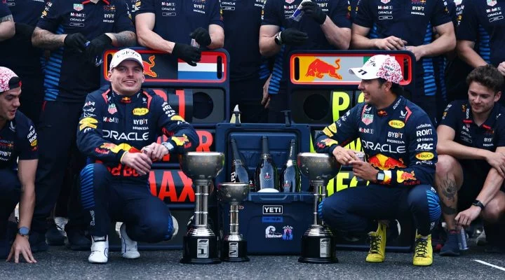 Verstappen y Pérez con trofeos, celebrando la victoria en el Gran Premio de Japón 2024.