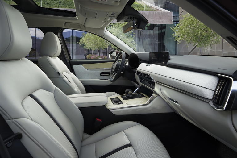 Vista lateral del lujoso habitáculo del Mazda CX-80 2024, enfatizando la ergonomía y calidad de materiales. Vista lateral del lujoso habitáculo del Mazda CX-80 2024, enfatizando la ergonomía y calidad de materiales.