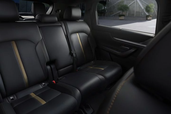 Vista lateral de los asientos traseros del Mazda CX-80 2024, acabado en tono Melting Copper.