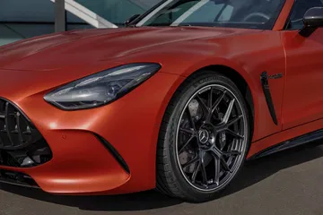 Vista detallada de la parte delantera y lateral del Mercedes-AMG GT 63 S E-Performance 2024, enfatizando su diseño agresivo y aerodinámico.