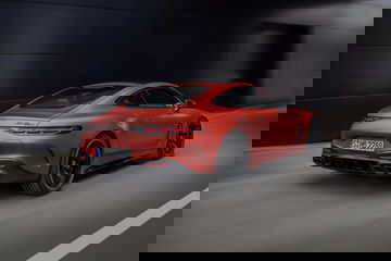 Vista dinámica del Mercedes-AMG GT 63 S E-Performance 2024 en movimiento.