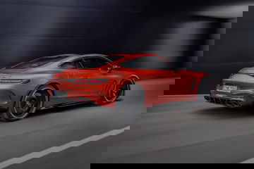 Vista dinámica del Mercedes-AMG GT 63 S E Performance en movimiento, destacando su silueta deportiva.