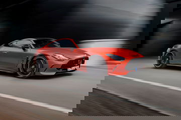 Vista dinámica del Mercedes-AMG GT 63 S E-Performance en movimiento.