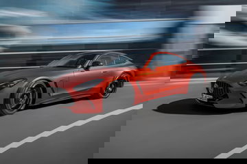 Vista dinámica del Mercedes-AMG GT 63 S E-Performance en movimiento.