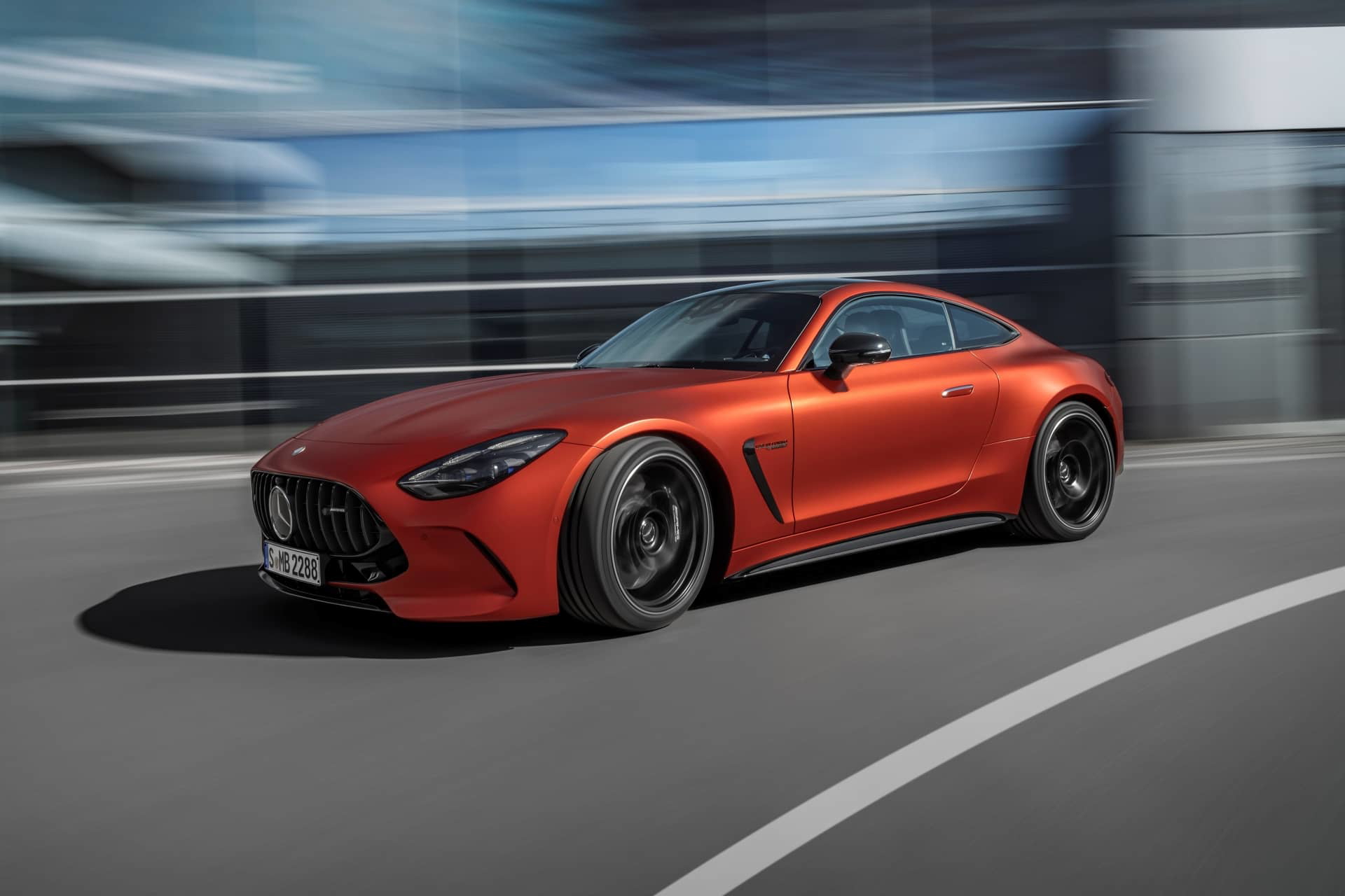 Vista dinámica del Mercedes-AMG GT 63 S E-Performance en movimiento.