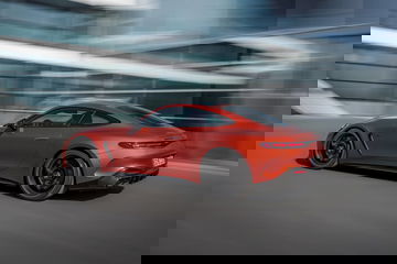 Vista dinámica del Mercedes-AMG GT 63 S E-Performance 2024 en movimiento.