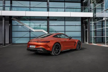 Vista trasera y lateral del Mercedes-AMG GT 63 S E-Performance mostrando su potente diseño.
