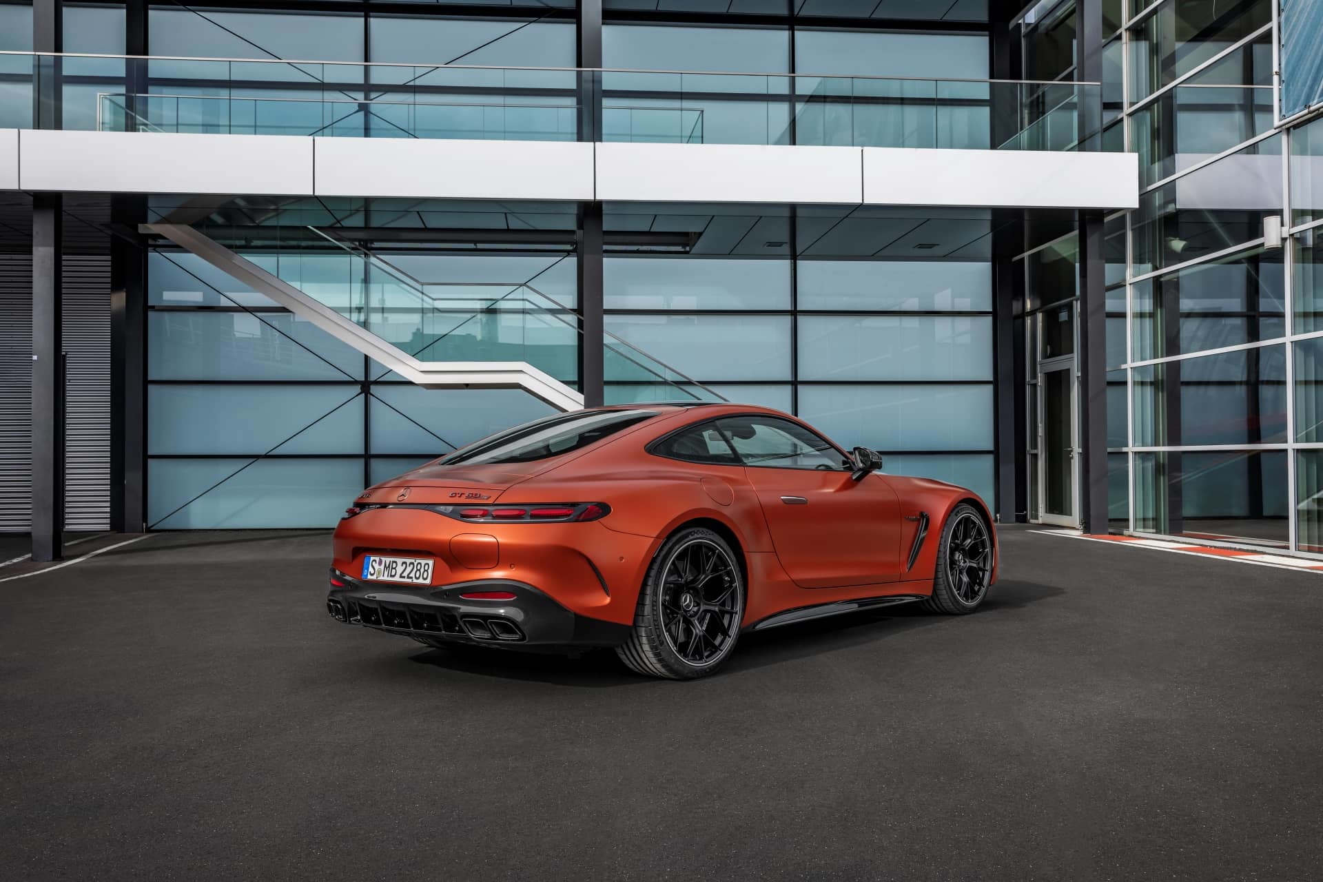 Vista trasera y lateral del Mercedes-AMG GT 63 S E-Performance mostrando su potente diseño.