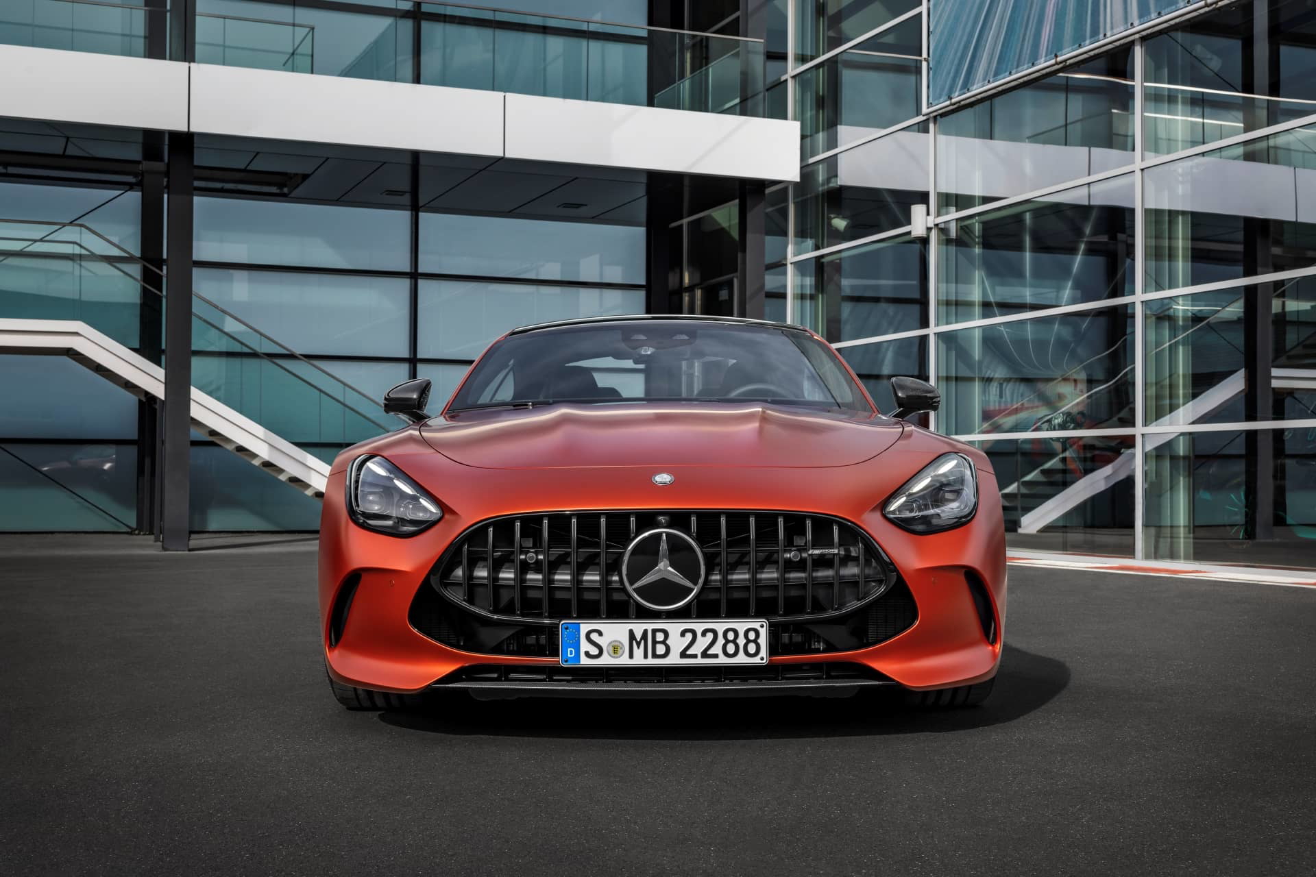 Vista frontal del Mercedes-AMG GT 63 S E-Performance, destacando su agresiva parrilla y diseño aerodinámico.
