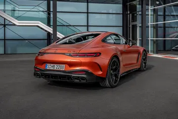 Vista posterior lateral del Mercedes-AMG GT 63 S E Performance 2024 en tono anaranjado.