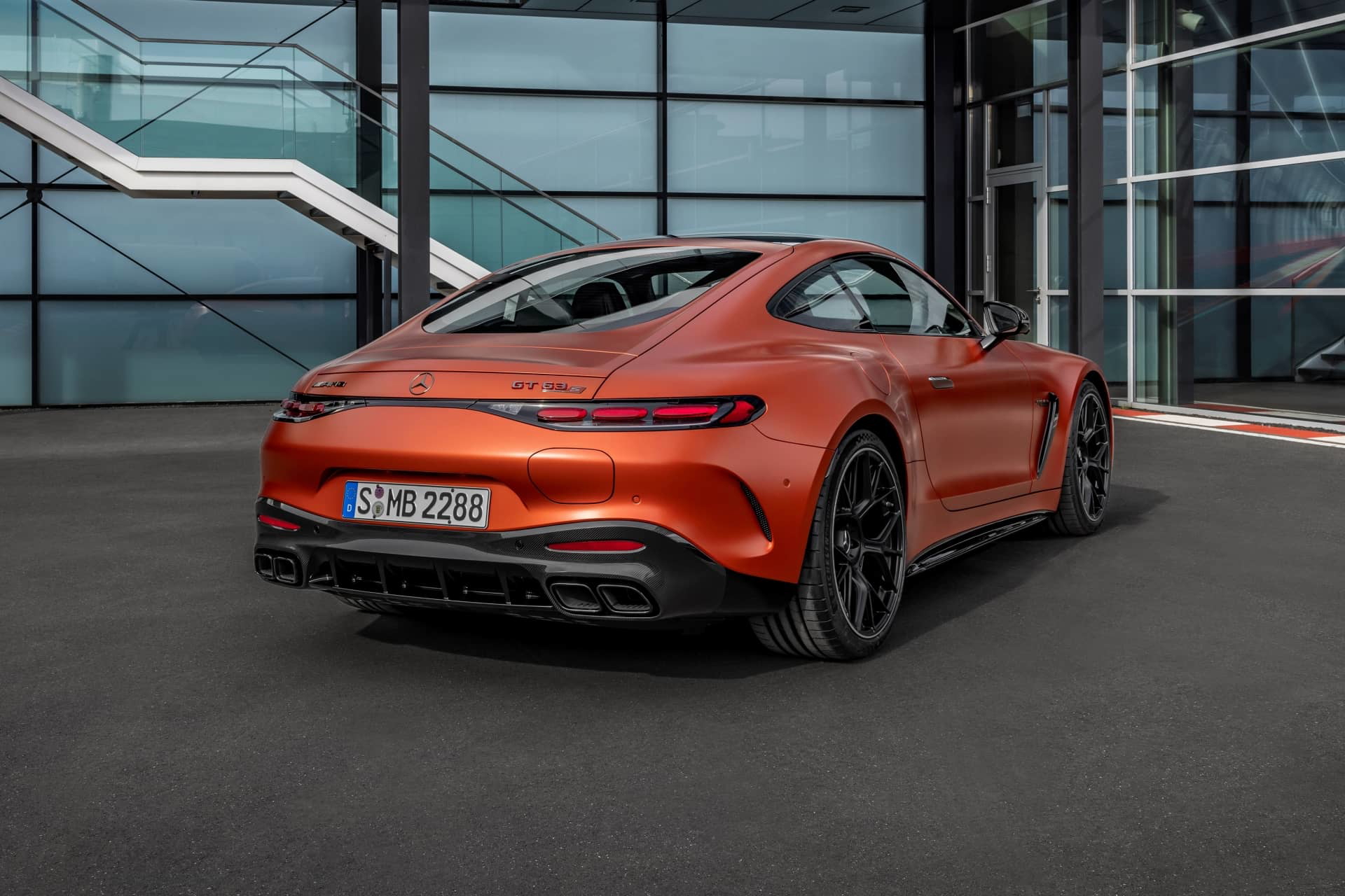 Vista posterior lateral del Mercedes-AMG GT 63 S E Performance 2024 en tono anaranjado.
