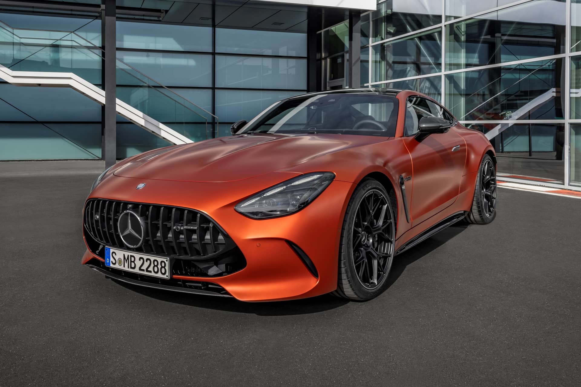 Vista delantera y lateral del Mercedes-AMG GT 63 S E-Performance 2024 en tono naranja.