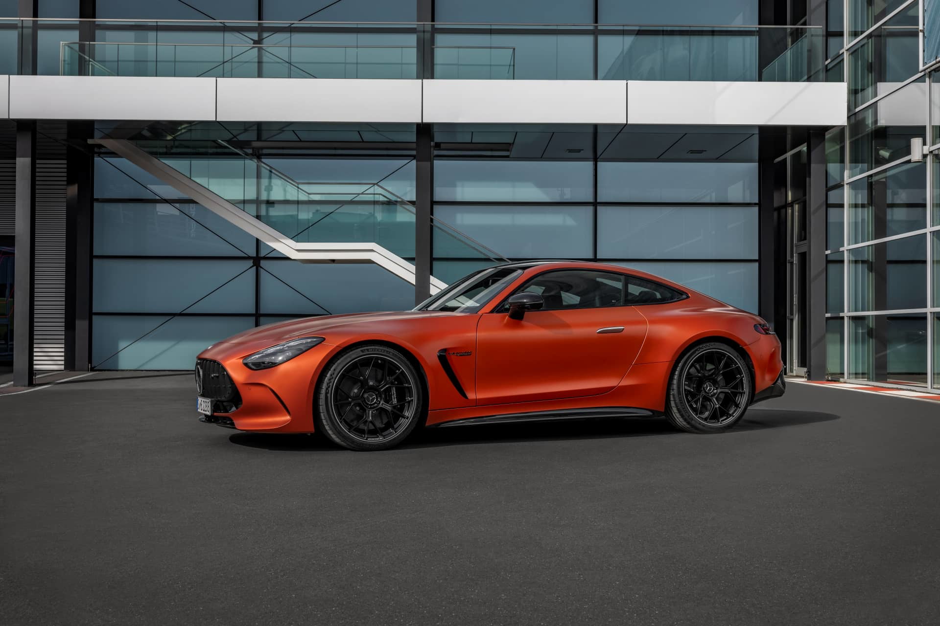 Vista lateral del Mercedes-AMG GT 63 S E Performance mostrando su dinámico perfil.