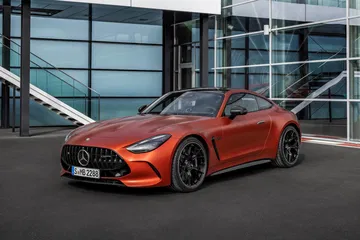 Vista lateral del Mercedes-AMG GT 63 S E Performance 2024 en tonalidad naranja.