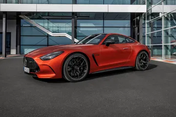 La imágen muestra el perfil del Mercedes-AMG GT 63 S E-Performance 2024.
