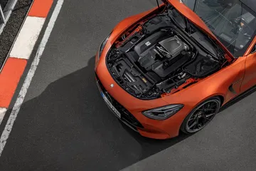 Vista aérea del capó abierto mostrando el motor del Mercedes-AMG GT 63 S E Performance.