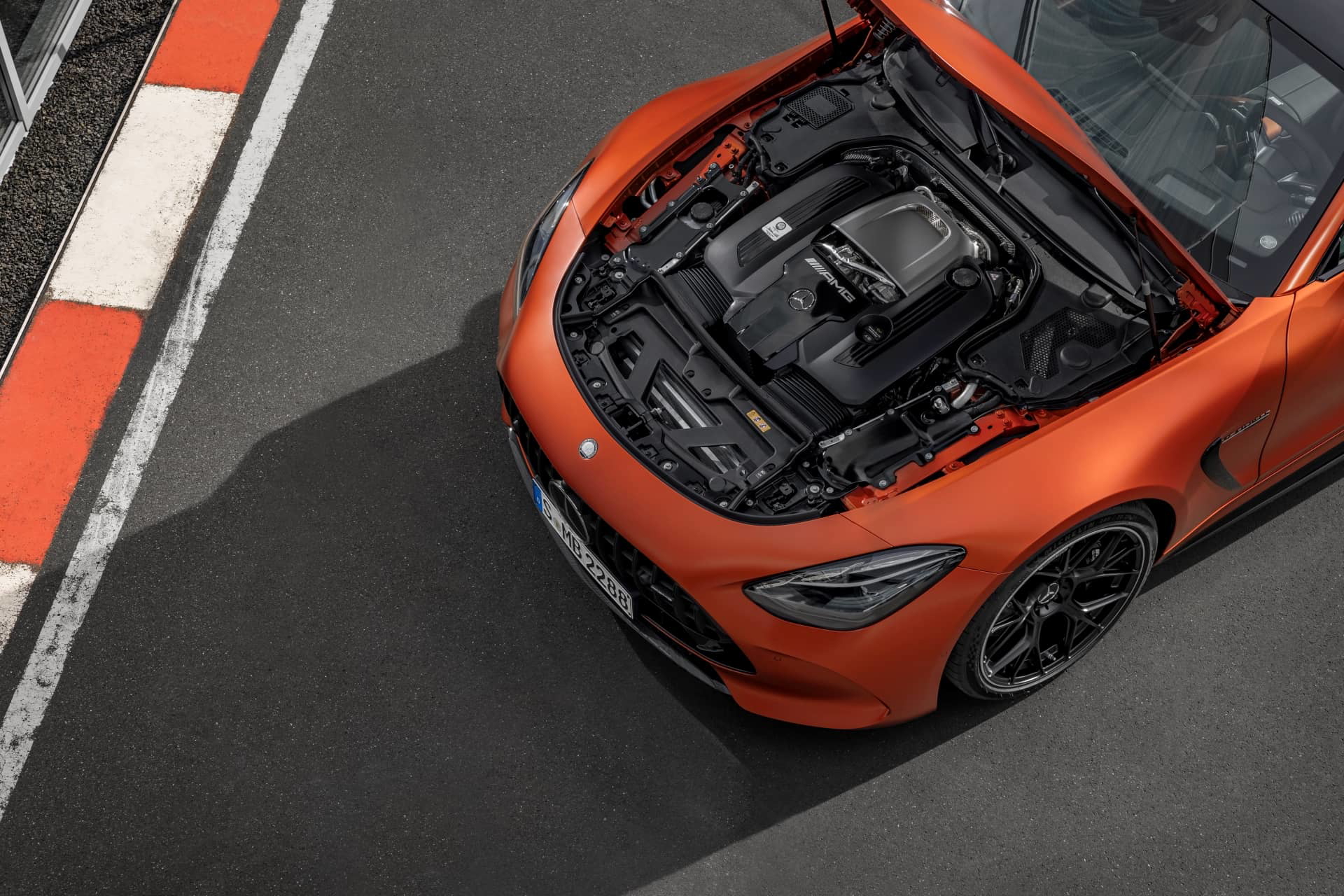 Vista aérea del capó abierto mostrando el motor del Mercedes-AMG GT 63 S E Performance.