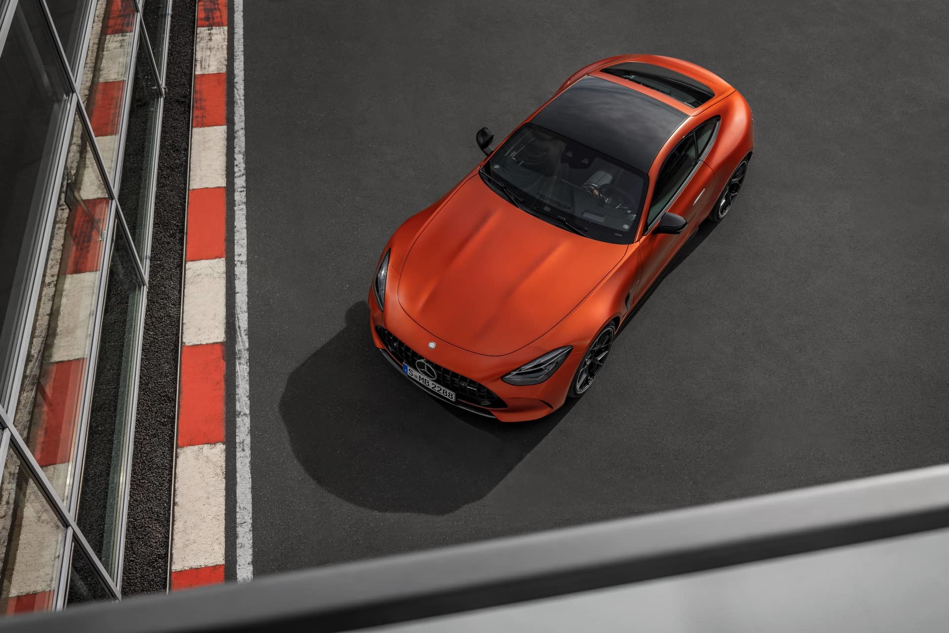 Vista aérea resaltando el diseño del techo panorámico del Mercedes-AMG GT 63 S E Performance.