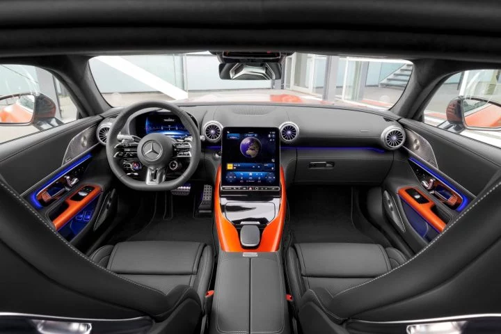 Vista de la lujosa cabina del Mercedes-AMG GT 63 S E Performance, acabados premium.