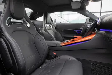 Vista del lujoso habitáculo del Mercedes-AMG GT 63 S E-Performance 2024 con acabados premium.