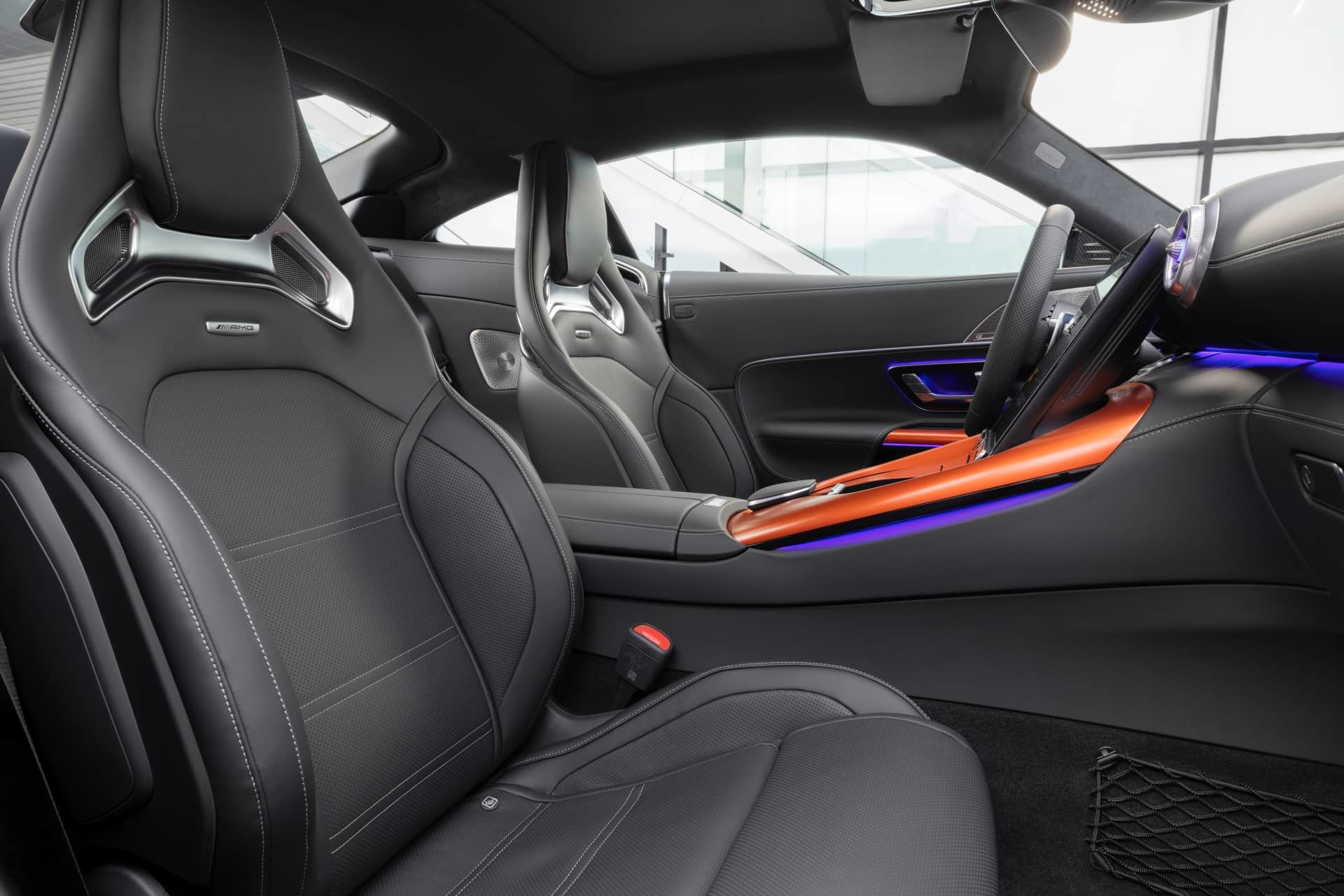 Vista del lujoso habitáculo del Mercedes-AMG GT 63 S E-Performance 2024 con acabados premium.