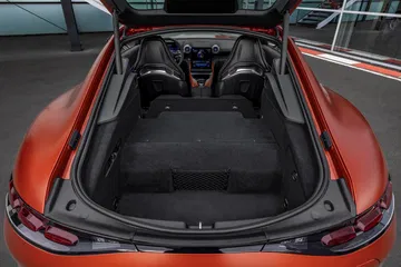 Vista del espacioso maletero del Mercedes-AMG GT 63 S E Performance 2024.