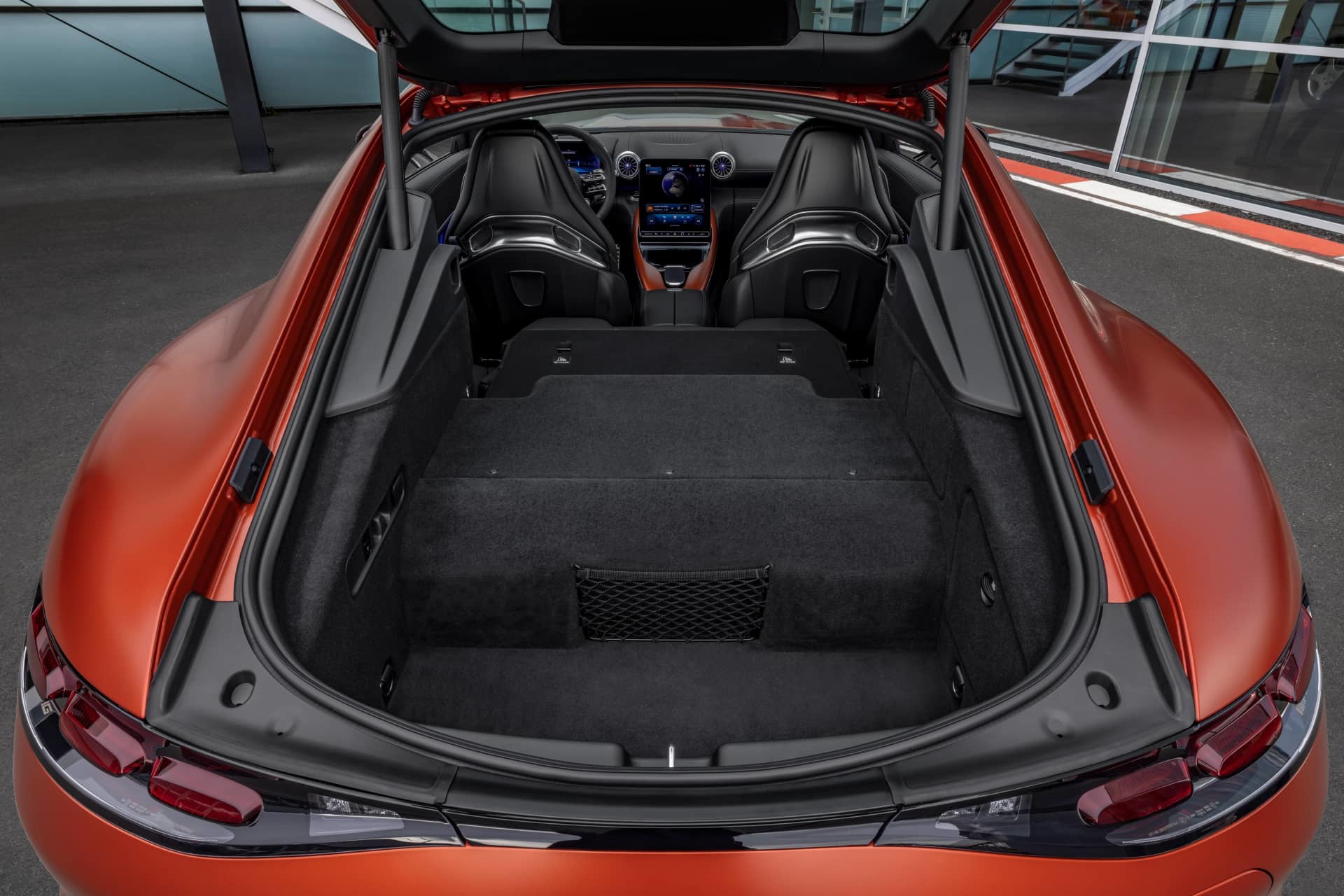 Vista del espacioso maletero del Mercedes-AMG GT 63 S E Performance 2024.