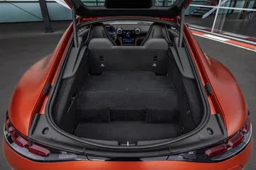 Imagen del maletero amplio y versátil del Mercedes-AMG GT 63 S E-Performance 2024.
