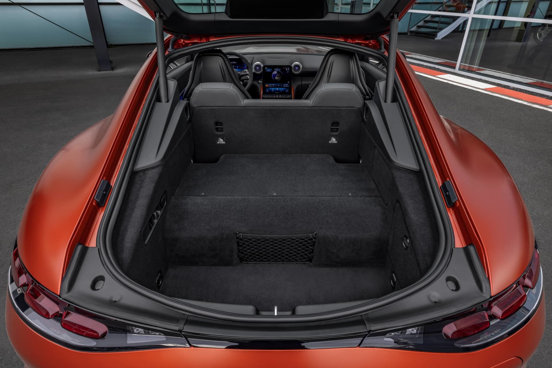 Imagen del maletero amplio y versátil del Mercedes-AMG GT 63 S E-Performance 2024.