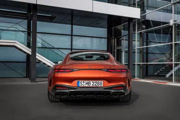 Vista trasera del Mercedes-AMG GT 63 S E-Performance, destacando su diseño deportivo y aerodinámico.