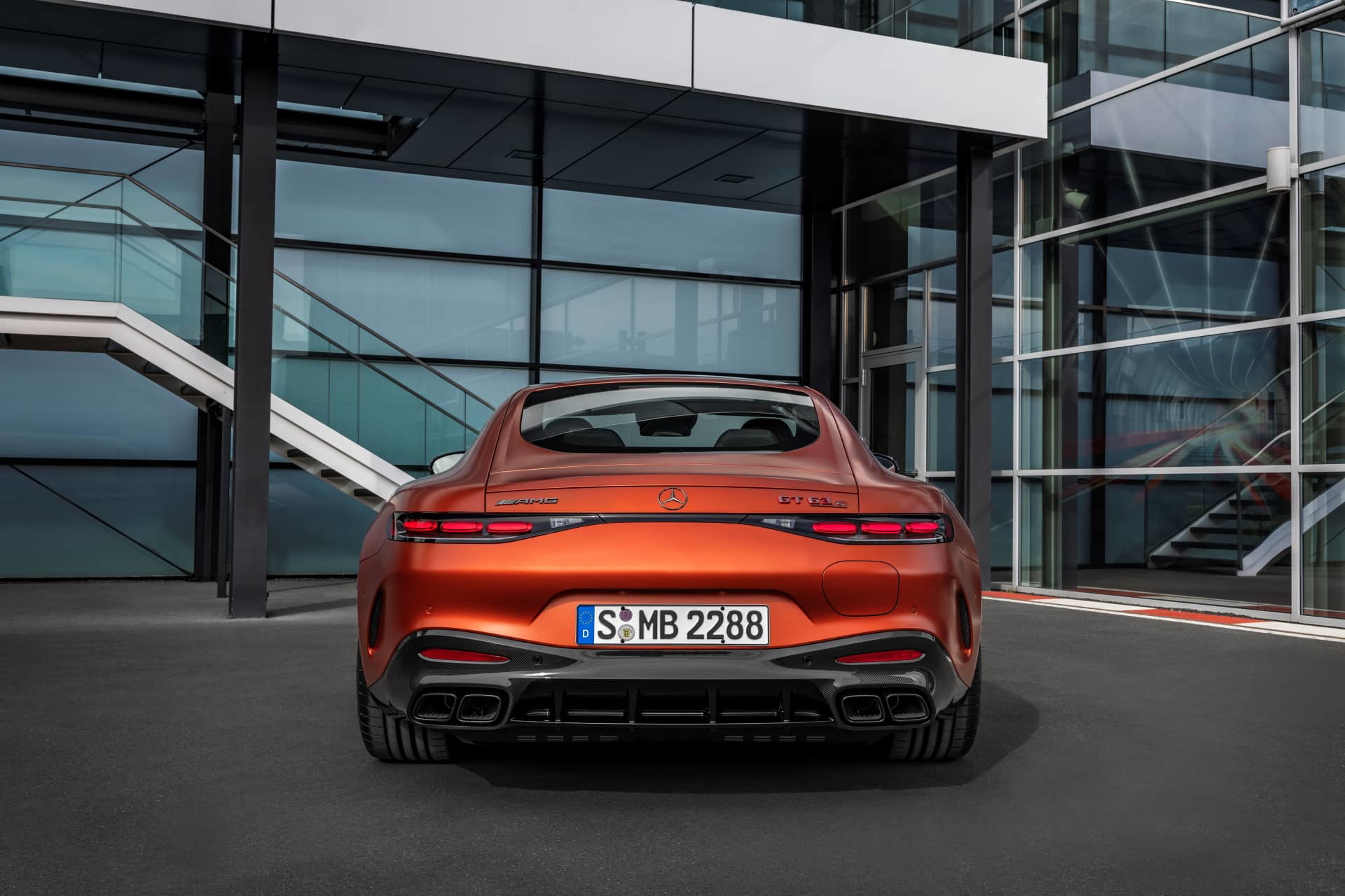 Vista trasera del Mercedes-AMG GT 63 S E-Performance, destacando su diseño deportivo y aerodinámico.
