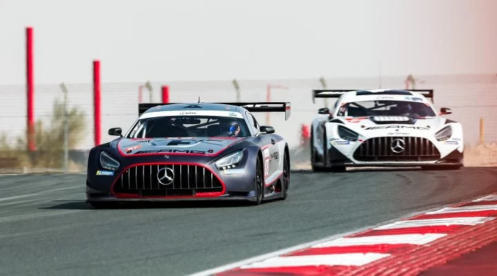 Imagen acción Mercedes-AMG GT3 compitiendo en pista, enfocado protagonista con competidor en fondo.