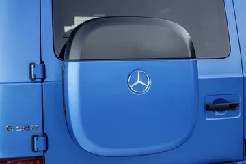 Vista lateral del icónico Mercedes Clase G 580 eléctrico, destacando su robustez. Vista lateral del icónico Mercedes Clase G 580 eléctrico, destacando su robustez.