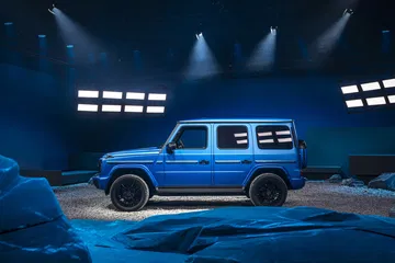 Vista de perfil que destaca la robustez y diseño icónico del Mercedes Clase G 580 eléctrico. Vista de perfil que destaca la robustez y diseño icónico del Mercedes Clase G 580 eléctrico.