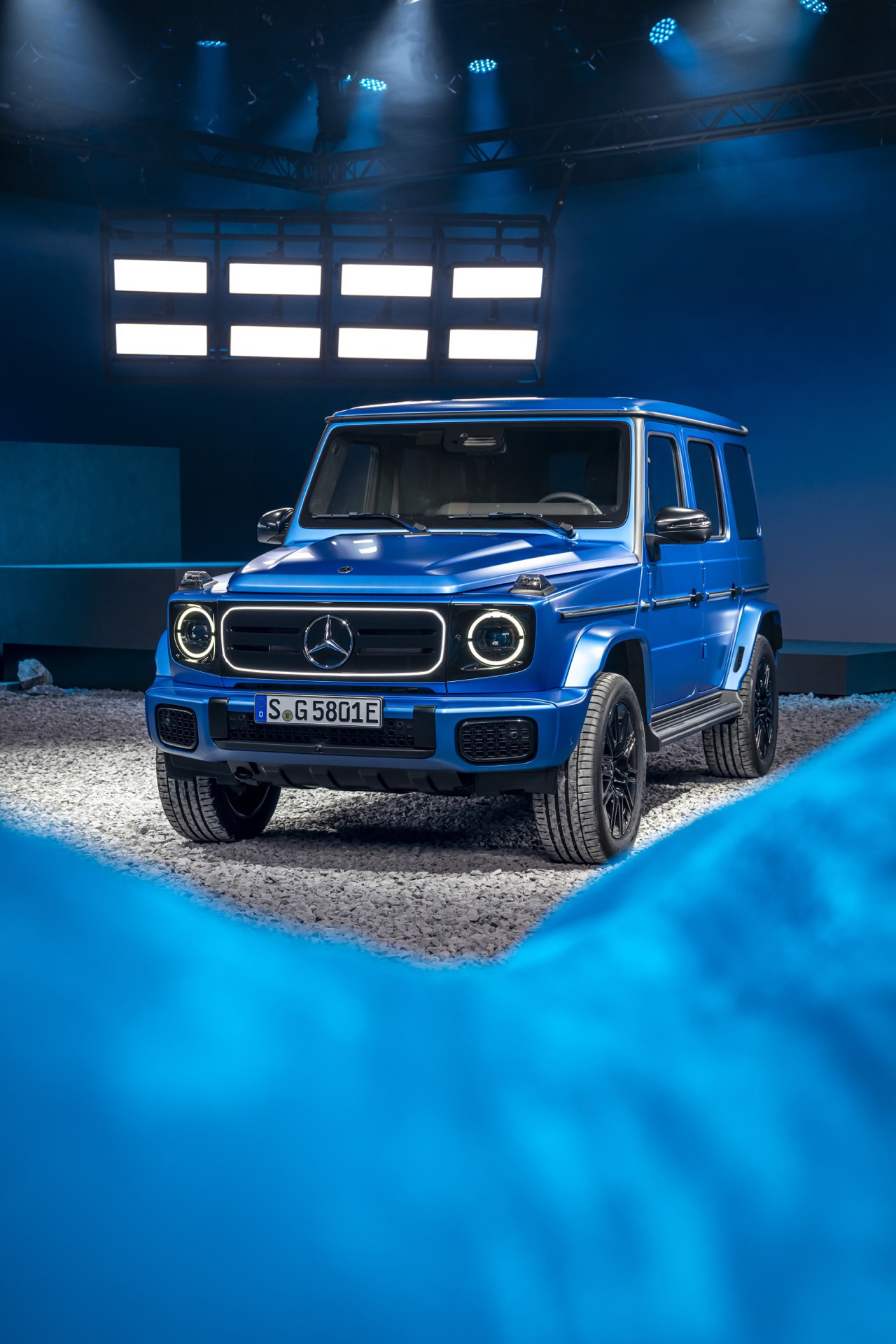Vista delantera y lateral del Mercedes Clase G 580 Eléctrico 2024 resalta diseño robusto e icónico.