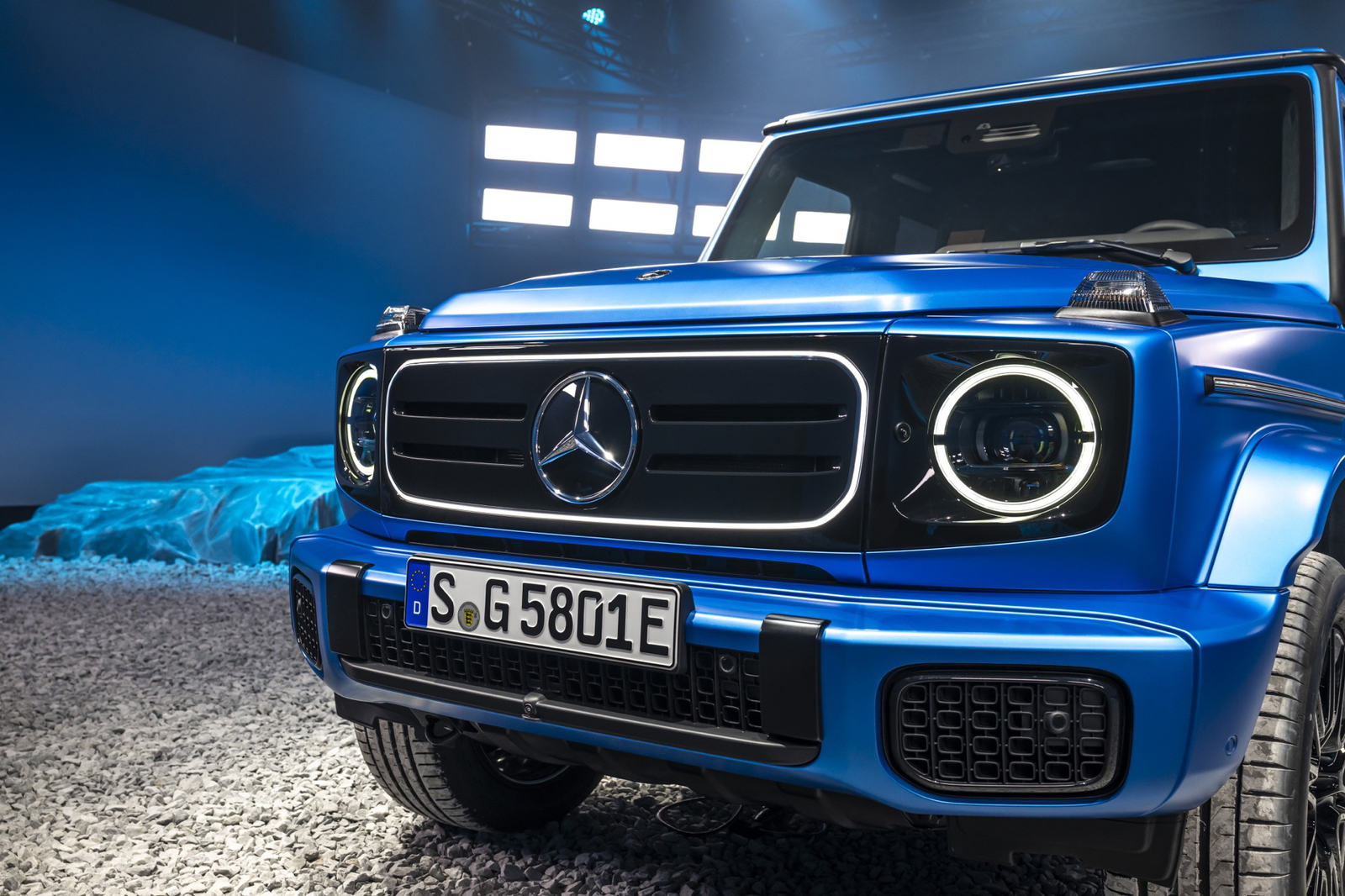 Vista frontal del nuevo Mercedes Clase G 580 eléctrico, mostrando su robustez y diseño icónico. Vista frontal del nuevo Mercedes Clase G 580 eléctrico, mostrando su robustez y diseño icónico.