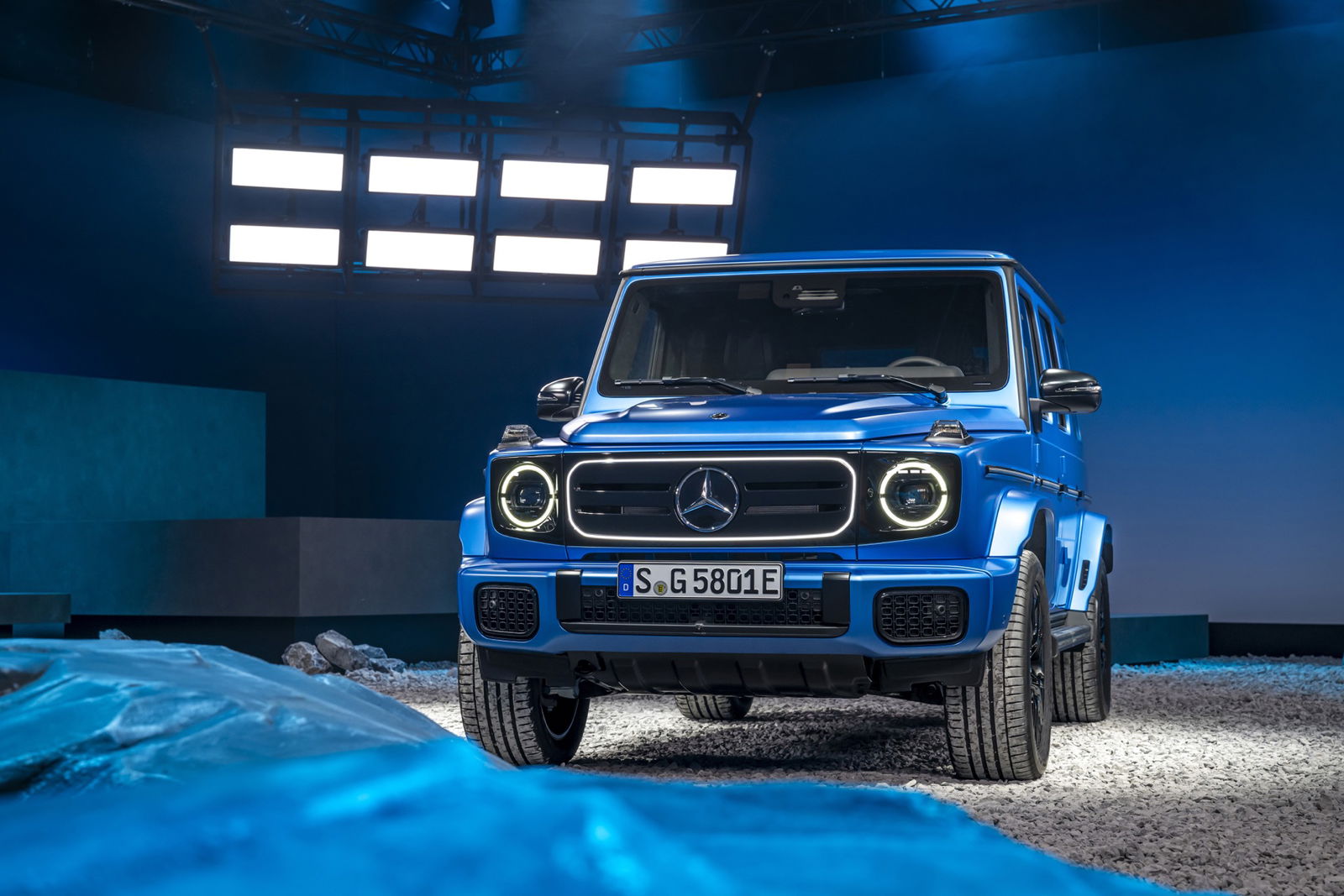Vista frontal del Mercedes Clase G 580 eléctrico, mostrando su robustez y diseño icónico.