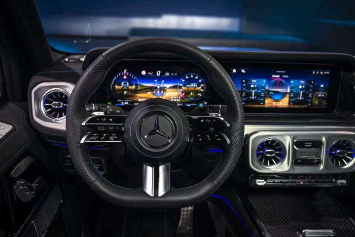 Cabina futurista del Mercedes Clase G 580 eléctrico con su avanzado sistema de infotainment.