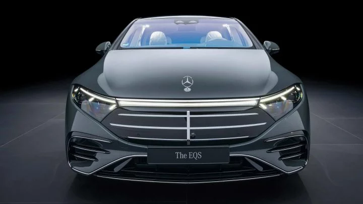 Vista frontal del Mercedes EQS 2025 mostrando su diseño distintivo y parrilla cerrada.