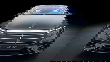 Vista frontal del Mercedes EQS 2025 mostrando su diseño distintivo y parrilla cerrada.