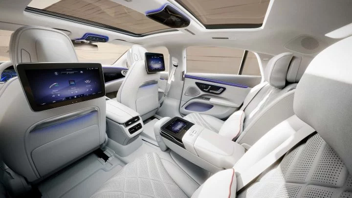 Vista de la lujosa cabina del Mercedes EQS, destacando su confort y tecnología premium.