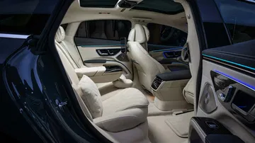 Habitáculo del Mercedes EQS destacando su lujosa configuración de asientos en cuero beige.
