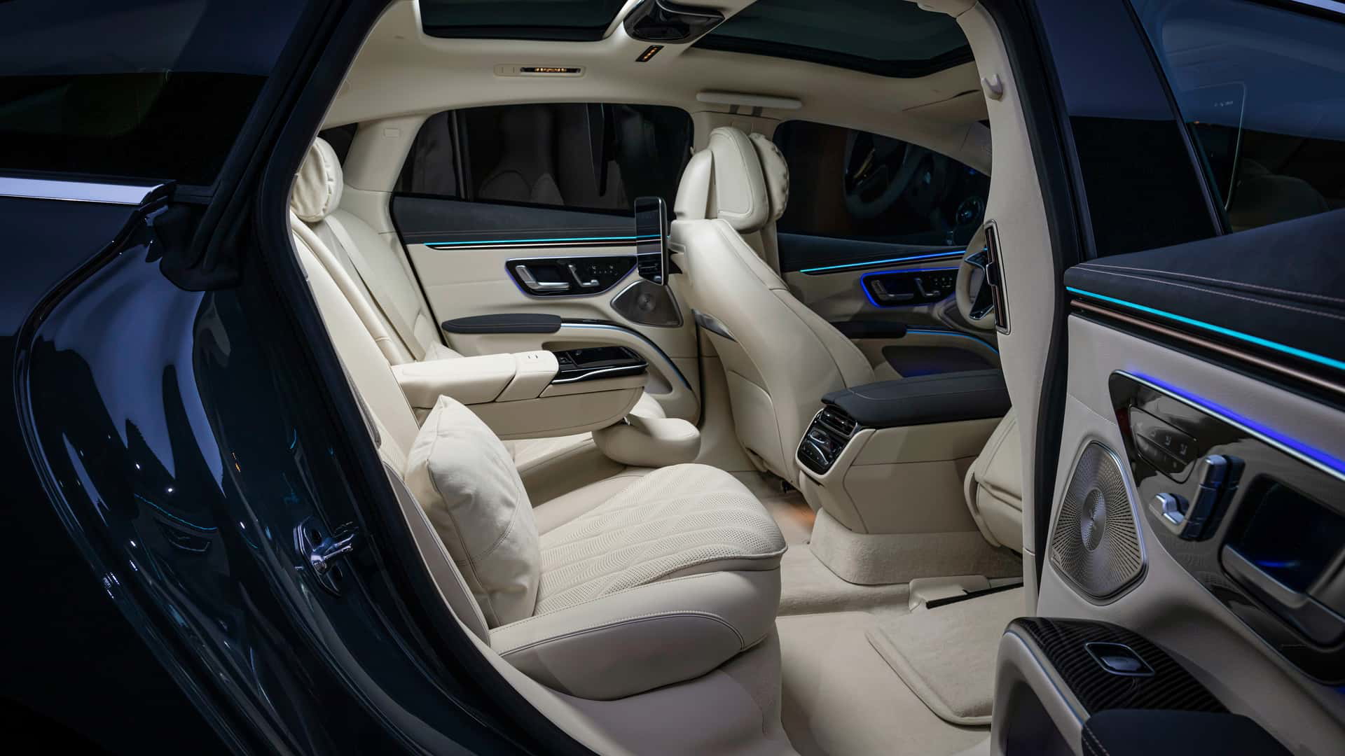 Habitáculo del Mercedes EQS destacando su lujosa configuración de asientos en cuero beige.
