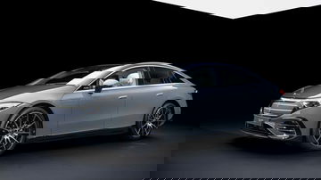 Elegante Mercedes EQS perfilado en vista lateral, destilando lujo y vanguardia tecnológica