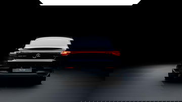 Vista trasera del Mercedes EQS que resalta su diseño de luces y líneas aerodinámicas.