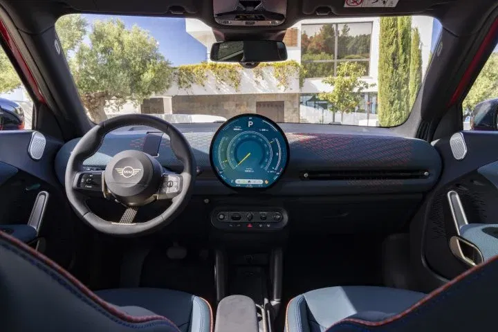 Vista del habitáculo con volante y cuadro de instrumentos digital del Mini Aceman 2024.